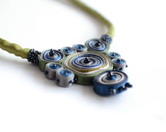 Collier en textile vert, collier en tissu bleu, collier tendance, pendentif, cadeau pour elle, cadeau pour femme - Bijoux faits main, prêts à être expédiés