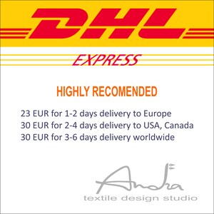 Peut inclure: &Eacute;tiquette d'exp&eacute;dition DHL Express avec le texte "HIGHLY RECOMMENDED" et les tarifs d'exp&eacute;dition pour l'Europe, les &Eacute;tats-Unis, le Canada et le monde entier. L'&eacute;tiquette comprend &eacute;galement le texte "textile design studio".