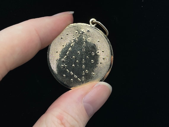 1.25” Capricorn Medallion Pendant Gold Tone Astro… - image 2