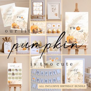 Könnte beinhalten: Eine Sammlung von Dekorationen und Schreibwaren für eine herbstliche Geburtstagsfeier. Enthält Einladungen, Schilder, Cupcake-Topper, ein Banner und Dankeskarten. Die Designs zeigen Kürbisse, Weizen und eine niedliche Maus-Illustration. Der Text lautet "our little pumpkin is two cute."