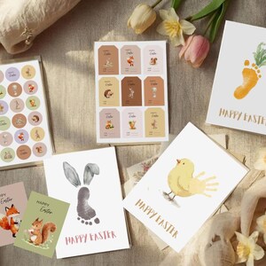 Könnte beinhalten: Eine Auswahl an Oster-Papeterie, darunter Grußkarten, Aufkleber und Geschenkanhänger. Die Karten zeigen Illustrationen eines Küken, Hasenpfoten und eines Karottenfußabdrucks. Die Aufkleber haben verschiedene Tier- und Oster-Designs. Die Geschenkanhänger haben Tierillustrationen.