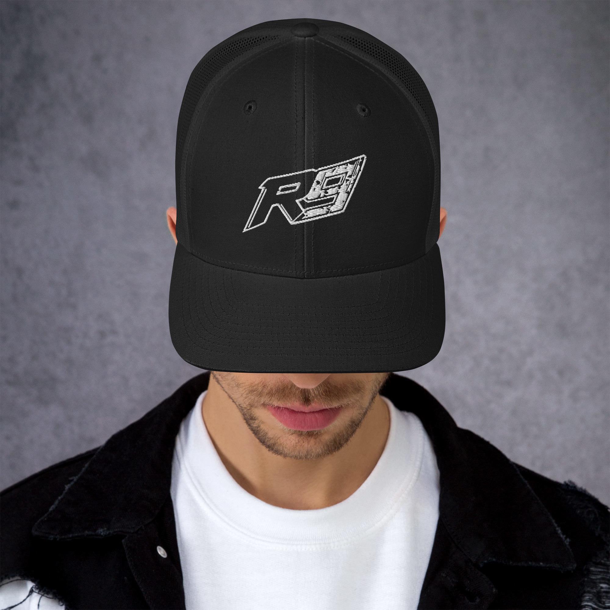 Cappellino VOGUE nero con logo ricamato tono su tono – VOGUE Cappellino VOGUE nero con logo ricamato tono su tono – VOGUE