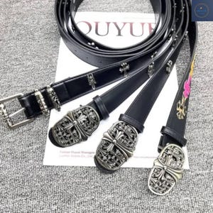 精巧なメタルバックルを備えたスタイリッシュなブラックレザーベルト
