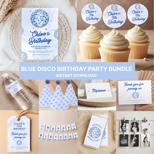 Pode incluir: Um conjunto de artigos para festas com tema de discoteca azul. Inclui convites, toppers para cupcakes, chapéus de festa, cartões de mesa, rótulos para garrafas de água, etiquetas de presente, uma faixa e cartões de agradecimento. O texto diz "Chloe's 9th Birthday".