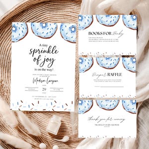 Może przedstawiać: Zaproszenia i wkładki na baby shower z motywem pączków. Na głównym zaproszeniu widnieje napis "A tiny sprinkle of joy is on the way!" ze szczegółami wydarzenia. Wkładki zawierają prośby o książki i loterię pieluszkową.