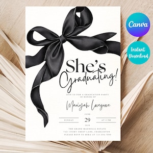 Op de afbeelding: Een afstudeeraankondiging met een grote zwarte strik bovenaan. De tekst "She's Graduating!" is in een elegant lettertype geschreven. De tekst bevat de naam van de afgestudeerde, feestdetails en RSVP-informatie. Ontwerp met Canva en Instant Download logo's.