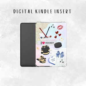 Peut inclure: Insert numérique pour Kindle sur le thème du hockey. L'insert présente un maillot de hockey noir et or, des patins, un palet et des crosses de hockey. Les mots "I ❤️ HOCKEY" et "HOCKEY BOYS" sont également visibles. L'insert est conçu pour un Kindle.