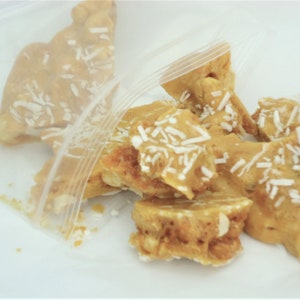 Peanut Brittle en Praline GEASSORTEERDE Set VOORBEELDzakjes Ken's Airy Crunch Homemade Candy Bag afbeelding 4