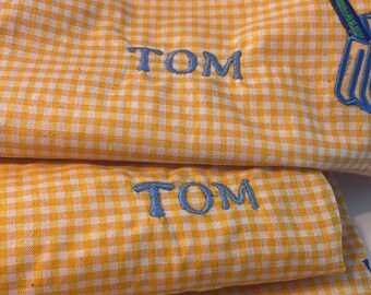 Broderie prénom sur tablier maternelle