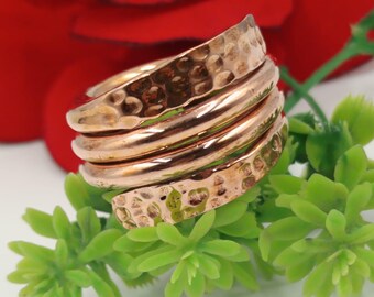 Anello regolabile in rame martellato, gioiello artigianale boho, anello dallo stile minimalista