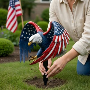 Puede incluir: Juego de tres tazas de cerámica con acabado mate moteado. Las tazas son de color crema, gris claro y gris oscuro. Cada taza tiene un diseño simple y minimalista, ideal para café o té.