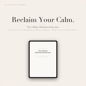 Könnte beinhalten: Ein digitales Tablet zeigt den Text "Reclaim Your Calm" und "The 5-Minute Motherhood Sanctuary." Der Hintergrund ist hellbeige. Das Tablet hat einen schwarzen Rahmen und einen weißen Bildschirm mit Text. Der Text enthält "90 DAYS OF UNCONDITIONAL GRACE DIGITAL & PRINTABLE."