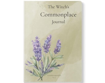 Puede incluir: Un diario rectangular con un fondo de acuarela verde oliva claro. La portada presenta el texto The Witch's Commonplace Journal en gris oscuro, con una ilustración de lavanda morada y el texto Lavandula angustifolia No. 09.