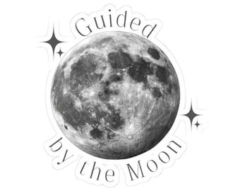 Puede incluir: Una pegatina circular con una fotografía detallada en blanco y negro de la luna. El texto "Guided by the Moon" está impreso en una fuente serif de color gris oscuro, arqueándose sobre y bajo la luna. Iconos de estrellas de cuatro puntas acentúan los lados.