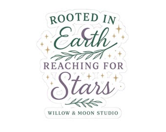 Puede incluir: Una pegatina troquelada con el texto ROOTED IN Earth REACHING FOR Stars y WILLOW & MOON STUDIO. El diseño incluye una luna creciente, ilustraciones de ramas con hojas y estrellas doradas de cuatro puntas en tinta verde y morada.