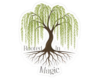 Puede incluir: Una pegatina troquelada que muestra un sauce llorón con un tronco marrón y hojas verdes. El árbol tiene raíces visibles que se extienden en la base. El texto "Rooted In Magic" está impreso en una fuente serif gris oscuro, con "Rooted In" flanqueando el tronco y "Magic" situado debajo de las raíces.