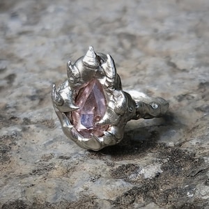 Spitzer Ring aus geschmolzenem Metall: Pinker Cybergoth Schmuck