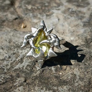 Spiky Cybersigilism inspirierter geschmolzener Metallring mit einem gelben Kristall, weichgelöteter Ring, Cybercore Schmuck