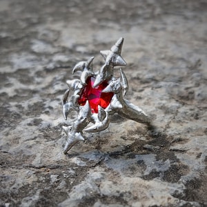 Spiky-Schwert inspirierter geschmolzener Metallring mit einem roten Kristall, Cybercore-Schmuck, Cybersigilismus