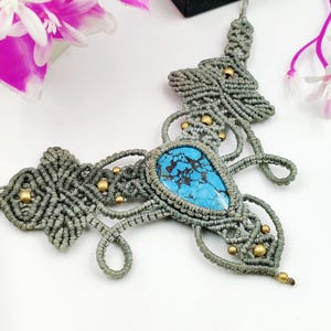 Naturlig turkos mikromakraméhalsband handgjort jordfärgat justerbart statement boho present till henne