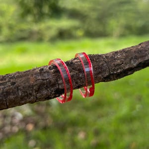 Puede incluir: Un juego de tres cuencos de cerámica anidados en tonos azules, verdes y blancos. Los cuencos presentan un esmalte moteado y un diseño sencillo y moderno. El cuenco más grande mide unos 15 cm de diámetro.