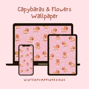 Op de afbeelding: Een digitaal behangontwerp met een herhalend patroon van cartoon capibara's en bloemen op een roze achtergrond. Het ontwerp wordt weergegeven op een laptop, tablet en smartphone. De tekst "Capybaras & Flowers Wallpaper" staat bovenaan.