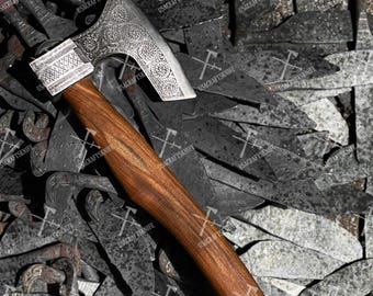 Hacha vikinga hecha a mano: hacha nórdica de acero al carbono con mango de madera de fresno y funda de cuero.