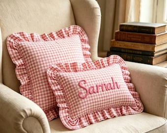 Cojín personalizado con nombre bordado en punto de cadeneta, cojín con volantes de cuadros rosas, cojín decorativo con nombre bordado a medida, regalo de decoración rústica para habitación infantil.