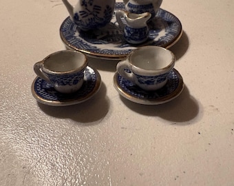 Vintage miniature dollhouse tea set featuring the classic Blue Willow pattern
