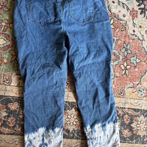 K&ouml;nnte beinhalten: Blaue Jeans mit einem Batik-Design an den Manschetten. Die Jeans hat zwei Ges&auml;&szlig;taschen und ein klassisches F&uuml;nf-Taschen-Design. Die Jeans hat eine mittlere Waschung und scheint eine entspannte Passform zu haben.