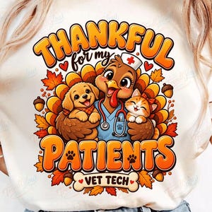 Puede incluir: Una camiseta color crema con un gráfico de un pavo vestido de veterinario, sosteniendo un cachorro y un gatito. El texto dice "THANKFUL for my PATIENTS VET TECH" rodeado de hojas de otoño, bellotas y corazones en tonos naranja y marrón.