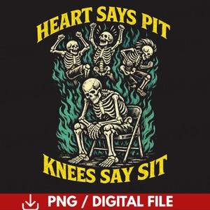 Puede incluir: Diseño gráfico negro con esqueletos y el texto "HEART SAYS PIT" y "KNEES SAY SIT". La imagen muestra un esqueleto sentado en una silla, rodeado de esqueletos bailando y llamas verdes.