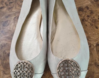 Zapatos de tacón Coach de piel metalizada azul claro con insignia plateada. Talla 6. Buen estado.