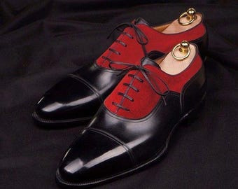 Scarpe classiche formali da uomo, fatte a mano, in pelle scamosciata nera e rossa, su misura.