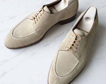 Scarpe stringate Oxford da uomo su misura, realizzate a mano in camoscio color crema, modello wingtip. Scarpe eleganti e formali da uomo, con lacci.