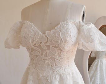 Classical White Luxury Lace Wedding Dress: Bubble Sleeve Bridal Dress