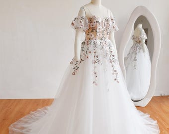French Floral Embroidered Lace Wedding Dress :Short Bubble Sleeve Garden Outdoor Bridal Gown