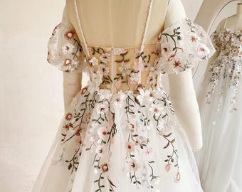 Romantisk brudklänning med vintageblommor: Broderad spets, kortärmad, A-linjeformad höstbrudklänning
