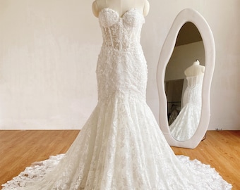 Luxury Beaded Lace Mermaid Bridal Dress: Basque Waist 3D Flower Lace Bridal Gown