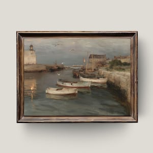 Può includere: Dipinto a olio raffigurante una scena portuale con diverse piccole barche che galleggiano sull'acqua. Un faro e degli edifici sono visibili sui lati sinistro e destro. Il cielo è nuvoloso e i gabbiani volano sopra. Il dipinto è incorniciato in una cornice di legno scuro.