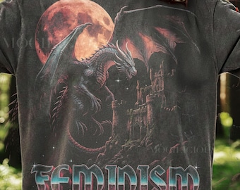 フェミニズム ドラゴン ゴシック キャッスル ブラッドムーン Comfort Colors® Tシャツ、ダークファンタジー 中世 神話上の生き物 ヴィンテージ ブートレグ レトロ 90年代 Tシャツ