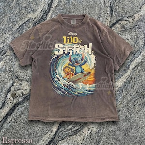Vintages Lilo & Stitch 90er Jahre Grafikdesign Comfort Colors® Tshirt, D1sney Surfing Retro Faded Tee, Ohana Y2k Streetwear, Cartoon Liebhaber Geschenk Bild 5