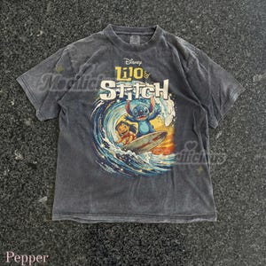 Vintages Lilo & Stitch 90er Jahre Grafikdesign Comfort Colors® Tshirt, D1sney Surfing Retro Faded Tee, Ohana Y2k Streetwear, Cartoon Liebhaber Geschenk Bild 4