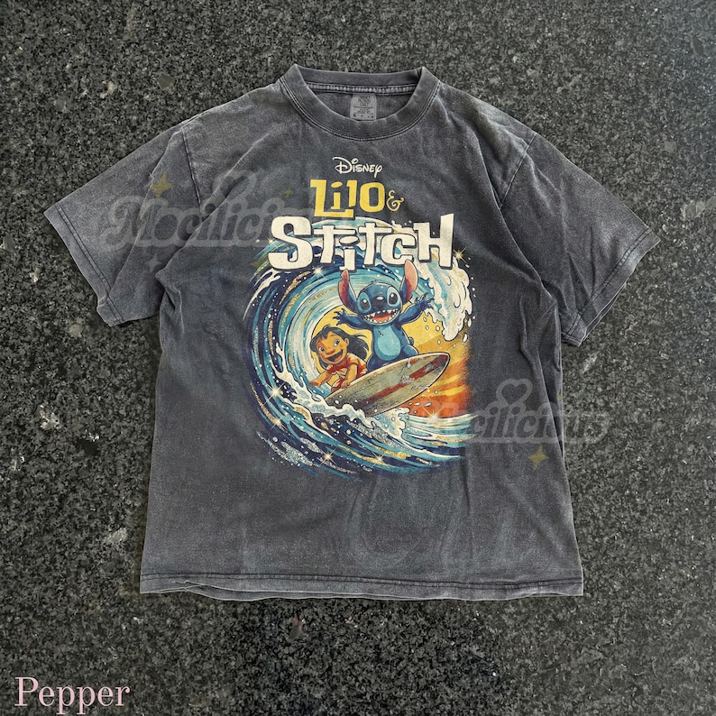Vintages Lilo & Stitch 90er Jahre Grafikdesign Comfort Colors® Tshirt, D1sney Surfing Retro Faded Tee, Ohana Y2k Streetwear, Cartoon Liebhaber Geschenk Bild 4
