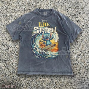 Vintages Lilo & Stitch 90er Jahre Grafikdesign Comfort Colors® Tshirt, D1sney Surfing Retro Faded Tee, Ohana Y2k Streetwear, Cartoon Liebhaber Geschenk Bild 1