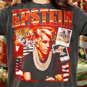 Könnte beinhalten: Dunkelgraues T-Shirt mit einem Aufdruck eines Mannes mit goldener Kette, umgeben von Flammen und Geld. Das Wort "EPSTEIN" ist in Orange über dem Bild gedruckt, darunter "WELCOME TO HELL".