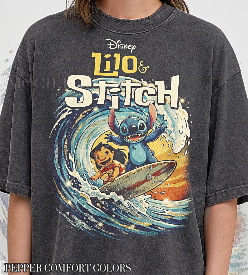 Vintages Lilo & Stitch 90er Jahre Grafikdesign Comfort Colors® Tshirt, D1sney Surfing Retro Faded Tee, Ohana Y2k Streetwear, Cartoon Liebhaber Geschenk Bild 2