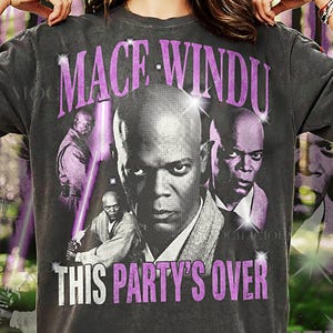 Peut inclure: T-shirt à manches longues gris foncé avec un graphisme de Mace Windu, le texte "Mace Windu" et "This Party's Over" en violet. Le t-shirt porte également le texte "Pepper Comfort Colors" en bas.