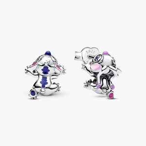 Peut inclure: Une paire de boucles d'oreilles en argent repr&eacute;sentant un personnage de dessin anim&eacute;. Les boucles d'oreilles repr&eacute;sentent une petite cr&eacute;ature stylis&eacute;e avec des accents bleus, roses et violets. Fermeture &agrave; tige et papillon.