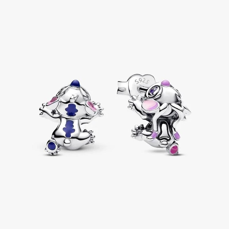 Peut inclure: Une paire de boucles d'oreilles en argent repr&eacute;sentant un personnage de dessin anim&eacute;. Les boucles d'oreilles repr&eacute;sentent une petite cr&eacute;ature stylis&eacute;e avec des accents bleus, roses et violets. Fermeture &agrave; tige et papillon.